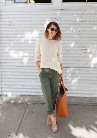 Come indossare e abbinare un maglione oversize beige con pantaloni verde  scuro (4 outfit) | Lookastic