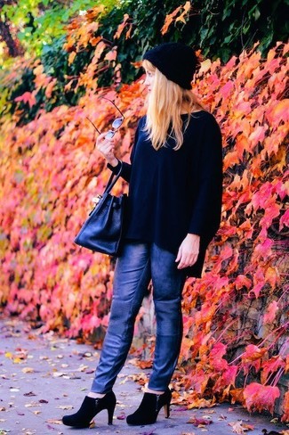 Come indossare e abbinare un cuffia nero in modo smart-casual: Scegli un maglione oversize nero e un cuffia nero per le giornate pigre. Stivaletti in pelle scamosciata neri sono una splendida scelta per completare il look.