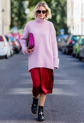 Come indossare e abbinare una pochette in primavera 2025: Indossa un maglione oversize rosa e una pochette per le giornate pigre. Stivaletti in pelle neri sono una splendida scelta per completare il look. Una stupenda idea per essere molto elegante e alla moda anche durante la stagione primaverile.
