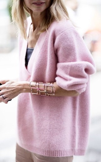Come indossare e abbinare un bracciale grigio scuro per una donna di 30 anni quando fa caldo in modo smart-casual: Scegli un outfit composto da un maglione oversize rosa e un bracciale grigio scuro per un look comfy-casual.