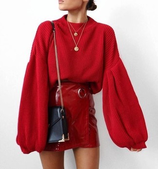 Come indossare e abbinare un maglione rosso e bianco: Indossa un maglione rosso e bianco con una minigonna in pelle rossa per un outfit inaspettato.
