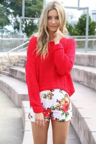 Come indossare e abbinare un maglione oversize rosso per una donna di 30 anni in modo casual: Abbina un maglione oversize rosso con pantaloncini a fiori bianchi per un pigro brunch domenicale.