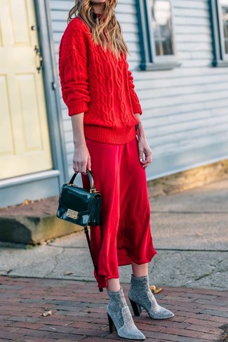 Come indossare e abbinare una sottoveste con stivaletti: Coniuga una sottoveste con un maglione oversize lavorato a maglia rosso per vestirti casual. Un paio di stivaletti si abbina alla perfezione a una grande varietà di outfit.