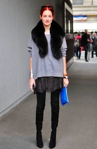 Look alla moda per donna: Maglione oversize grigio, Stivali sopra il ginocchio in pelle scamosciata neri, Pochette in pelle blu, Sciarpa di pelliccia nera