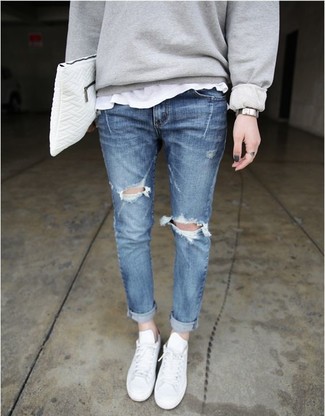 Come indossare e abbinare jeans boyfriend: Abbina un maglione oversize grigio con jeans boyfriend per un look spensierato e alla moda. Sneakers basse bianche sono una gradevolissima scelta per completare il look.