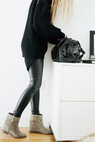 Come indossare e abbinare un borsone in modo casual: Abbina un maglione oversize nero con un borsone per un'atmosfera casual-cool. Stivaletti in pelle scamosciata beige sono una eccellente scelta per completare il look.