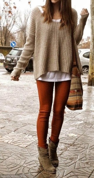 Come indossare e abbinare stivaletti con leggings: Mostra il tuo stile in un maglione oversize lavorato a maglia marrone chiaro con leggings per un'atmosfera casual-cool. Rifinisci questo look con un paio di stivaletti.