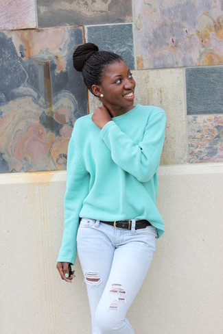 Come indossare e abbinare jeans aderenti per una donna di 20 anni in primavera 2025 in modo rilassato: Abbina un maglione oversize verde menta con jeans aderenti per essere casual. Una splendida idea per per vestirsi alla moda durante la stagione primaverile!