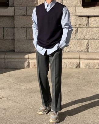 Come indossare e abbinare chino grigio scuro per un uomo di 20 anni: Un maglione senza maniche blu scuro e chino grigio scuro sono un outfit perfetto da sfoggiare nel tuo guardaroba. Per distinguerti dagli altri, indossa un paio di scarpe sportive marrone chiaro.