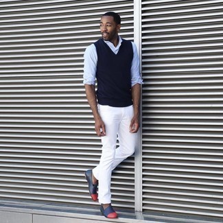 Come indossare e abbinare jeans bianchi: Abbina un maglione senza maniche blu scuro con jeans bianchi, perfetto per il lavoro. Scegli uno stile classico per le calzature e scegli un paio di mocassini eleganti in pelle blu scuro come calzature.