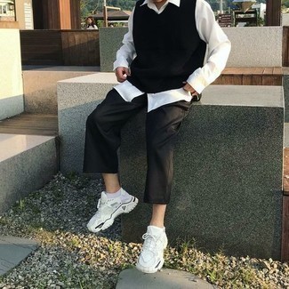 Come indossare e abbinare un maglione nero per un uomo di 30 anni quando fa caldo: Scegli un outfit composto da un maglione nero e chino neri per un look davvero alla moda. Scarpe sportive bianche sono una splendida scelta per completare il look.