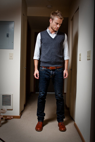 Come indossare e abbinare un maglione grigio scuro per un uomo di 30 anni: Punta su un maglione grigio scuro e jeans blu scuro per un look da sfoggiare sul lavoro. Per le calzature, scegli lo stile classico con un paio di scarpe derby in pelle rosse.