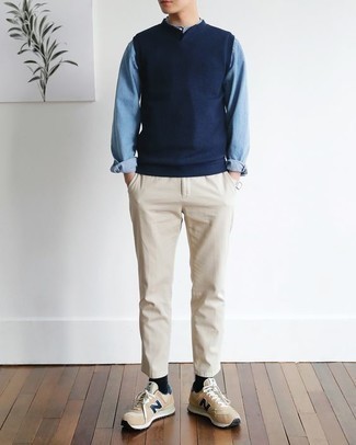 Look alla moda per uomo: Maglione senza maniche blu scuro, Camicia di jeans azzurra, Chino beige, Sneakers basse marrone chiaro