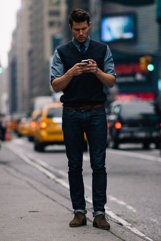 Come indossare e abbinare una camicia di jeans blu in modo smart-casual: Per un outfit quotidiano pieno di carattere e personalità, potresti indossare una camicia di jeans blu e jeans blu scuro. Perché non aggiungere un paio di chukka in pelle scamosciata marrone scuro per un tocco di stile in più?