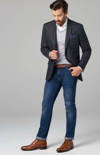 Quale stivaletti brogue indossare con un maglione senza maniche grigio per un uomo di 30 anni: Abbina un maglione senza maniche grigio con jeans blu scuro se preferisci uno stile ordinato e alla moda. Stivaletti brogue sono una valida scelta per completare il look.
