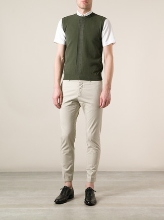 Look alla moda per uomo: Maglione senza maniche verde oliva, Camicia a maniche corte bianca, Chino beige, Scarpe oxford in pelle nere