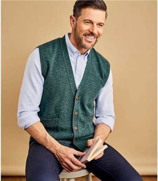 Come indossare e abbinare un maglione senza maniche foglia di tè per un uomo di 40 anni quando fa caldo: Combina un maglione senza maniche foglia di tè con chino blu scuro, perfetto per il lavoro.