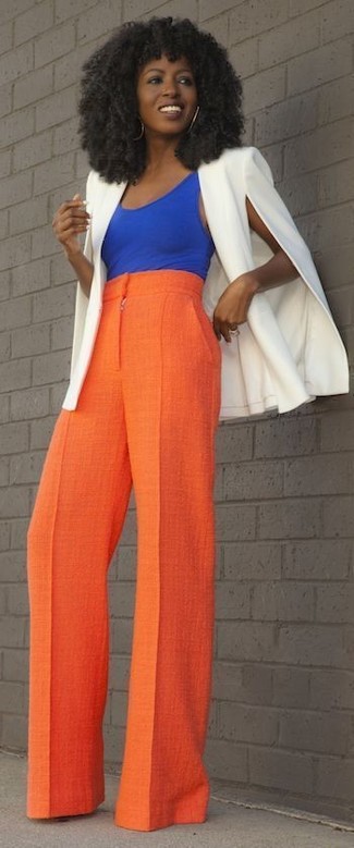 Come indossare e abbinare pantaloni larghi arancioni quando fa caldo: Potresti abbinare un mantello bianco con pantaloni larghi arancioni per un look da sfoggiare sul lavoro.