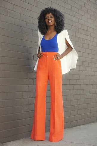 Come indossare e abbinare pantaloni larghi arancioni: Una combinazione smart casual di un mantello bianco e pantaloni larghi arancioni si rivela adatta in molte occasioni diverse.