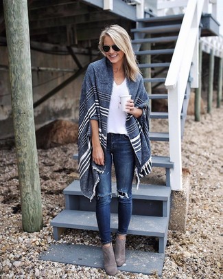 Quale jeans indossare con stivaletti grigi per una donna di 30 anni: Combina un mantello a righe orizzontali blu scuro con jeans per un look raffinato ma semplice. Stivaletti grigi sono una buona scelta per completare il look.