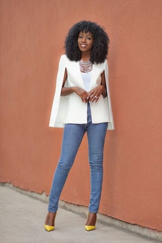 Quale jeans indossare con décolleté gialli in modo smart-casual: Abbina un mantello bianco con jeans per un outfit comodo ma studiato con cura. Décolleté gialli sono una splendida scelta per completare il look.