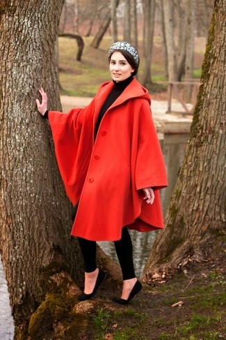 Look alla moda per donna: Mantello rosso, Dolcevita nero, Leggings neri, Ballerine in pelle scamosciata nere