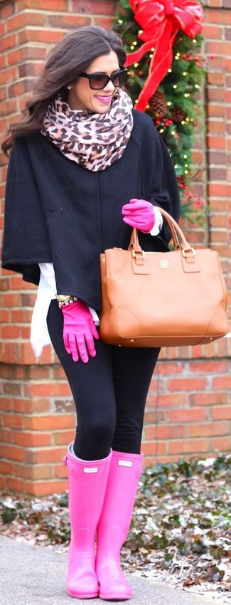 Come indossare e abbinare guanti in modo rilassato: Potresti abbinare un mantello nero con guanti per una sensazione di semplicità e spensieratezza. Scegli un paio di stivali di gomma fucsia per avere un aspetto più rilassato.