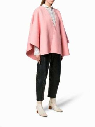 Trend da donna 2024: Indossa un mantello rosa con pantaloni larghi in pelle neri per creare un look smart casual. Perfeziona questo look con un paio di stivaletti in pelle beige.