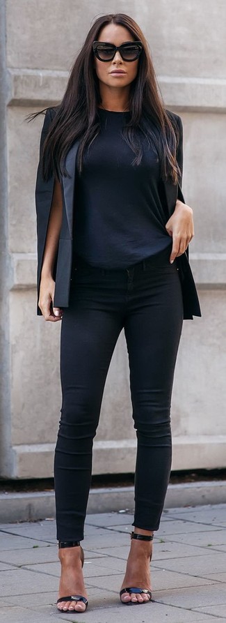 Come indossare e abbinare un mantello nero con sandali con tacco in pelle neri: Metti un mantello nero e jeans aderenti neri per un outfit che si fa notare. Completa questo look con un paio di sandali con tacco in pelle neri.