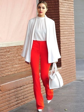Come indossare e abbinare un mantello per una donna di 20 anni in modo formale: Combina un mantello con pantaloni larghi rossi per un look ordinato e appropriato. Completa questo look con un paio di décolleté in pelle bianchi.