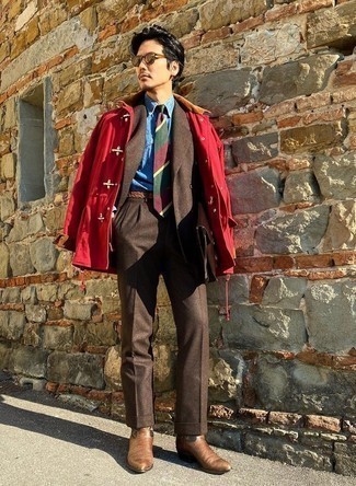 Look alla moda per uomo: Montgomery rosso, Abito di lana marrone, Camicia elegante in chambray blu, Stivali chelsea in pelle marroni