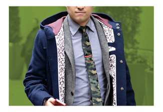 Come indossare e abbinare una cravatta per un uomo di 30 anni quando fa freddo in modo smart-casual: Prova a combinare un montgomery blu scuro con una cravatta per un look elegante e di classe.