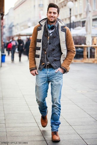Come indossare e abbinare un cardigan quando fa freddo in modo smart-casual: Indossa un cardigan con jeans azzurri per vestirti casual. Aggiungi un paio di scarpe derby in pelle marrone chiaro al tuo look per migliorare all'istante il tuo stile.