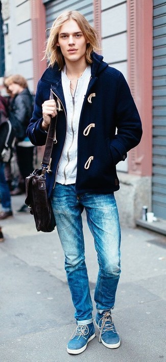 Quale jeans indossare con un montgomery blu scuro per un uomo di 17 anni: Vestiti con un montgomery blu scuro e jeans per un look elegante ma non troppo appariscente. Chukka in pelle scamosciata blu sono una valida scelta per completare il look.