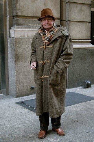 Look alla moda per uomo: Montgomery marrone, Chino verde scuro, Mocassini eleganti in pelle marroni, Borsalino di lana marrone