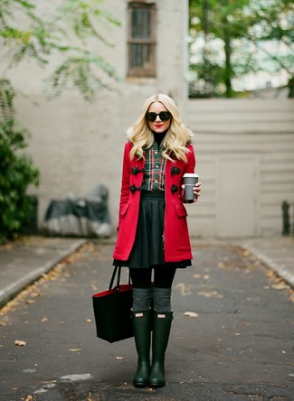 Come indossare e abbinare un collant nero per una donna di 30 anni in modo casual: Potresti combinare un montgomery rosso con un collant nero per un outfit rilassato ma alla moda. Mettiti un paio di stivali di gomma verde scuro per avere un aspetto più rilassato.