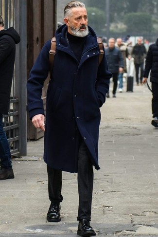Quale jeans indossare con un montgomery blu scuro per un uomo di 50 anni quando fa caldo: Indossa un montgomery blu scuro e jeans per creare un look smart casual. Indossa un paio di scarpe derby in pelle nere per mettere in mostra il tuo gusto per le scarpe di alta moda.