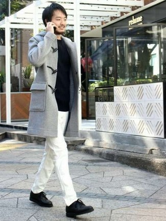 Come indossare e abbinare un montgomery grigio: Abbina un montgomery grigio con chino bianchi per un look da sfoggiare sul lavoro. Per le calzature, scegli lo stile classico con un paio di scarpe derby in pelle nere.