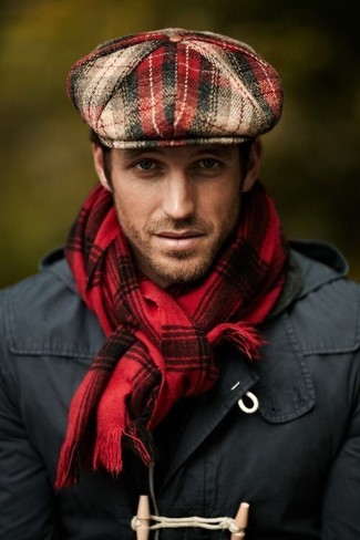 Come indossare e abbinare una sciarpa scozzese rossa quando fa freddo: Mostra il tuo stile in un montgomery grigio scuro con una sciarpa scozzese rossa per un look comfy-casual.