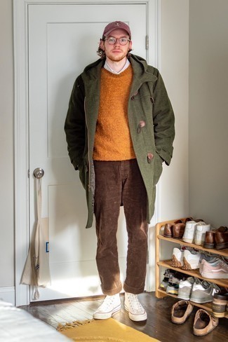 Come indossare e abbinare un maglione girocollo arancione per un uomo di 30 anni: Opta per un maglione girocollo arancione e chino di velluto a coste marroni per un look spensierato e alla moda. Per distinguerti dagli altri, opta per un paio di sneakers alte di tela bianche.