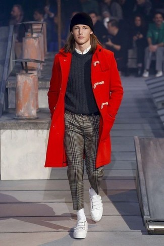 Look alla moda per uomo: Montgomery rosso, Maglione girocollo grigio scuro, Camicia elegante bianca, Pantaloni eleganti a spina di pesce marroni