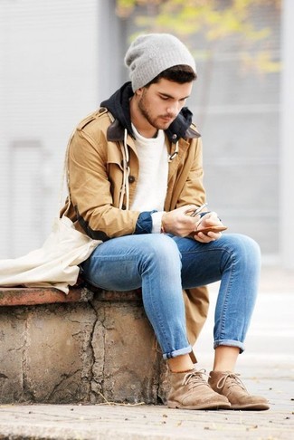 Come indossare e abbinare jeans con chukka quando fa freddo in modo smart-casual: Potresti indossare un montgomery marrone chiaro e jeans se cerchi uno stile ordinato e alla moda. Chukka sono una valida scelta per completare il look.