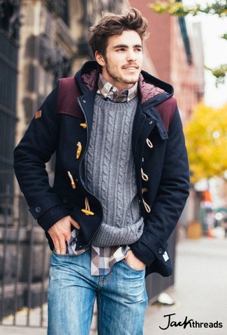 Come indossare e abbinare un maglione a trecce argento per un uomo di 30 anni: Prova a combinare un maglione a trecce argento con jeans blu per un look trendy e alla mano.