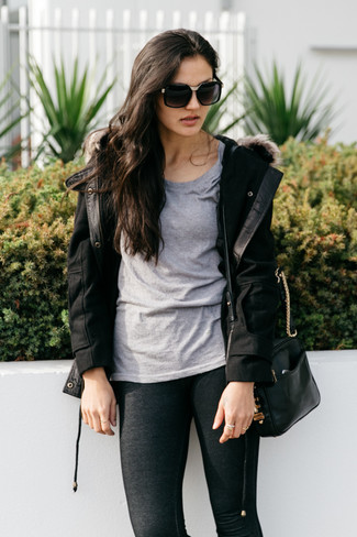 Come indossare e abbinare una borsa a tracolla per una donna di 30 anni quando fa freddo: Potresti abbinare un montgomery nero con una borsa a tracolla per un look comfy-casual.