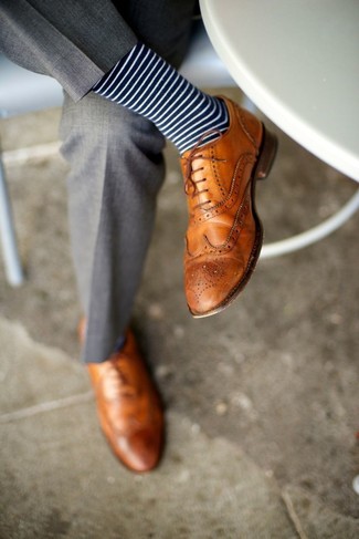 Come indossare e abbinare scarpe brogue quando fa molto caldo: Mostra il tuo stile in pantaloni eleganti grigi per un look elegante e di classe. Scegli un paio di scarpe brogue come calzature per avere un aspetto più rilassato.