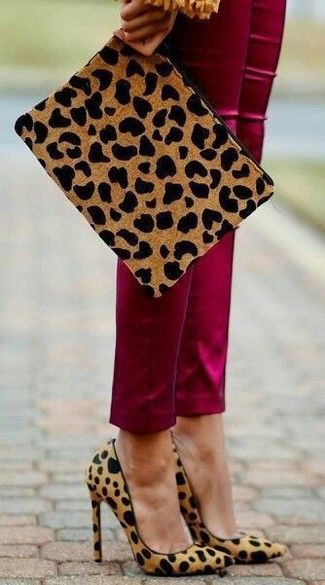 Look alla moda per donna: Pantaloni skinny bordeaux, Décolleté in pelle scamosciata leopardati marrone chiaro, Pochette in pelle scamosciata leopardata marrone chiaro