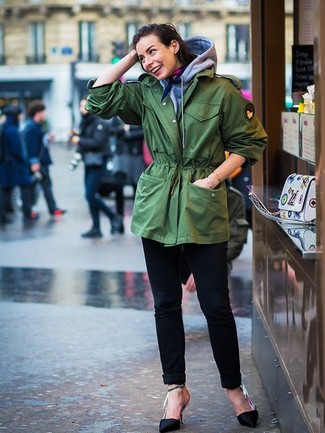 Come indossare e abbinare un abbigliamento da esterno verde in modo casual: Abbina un abbigliamento da esterno verde con jeans neri e sarai un vero sballo. Questo outfit si abbina perfettamente a un paio di décolleté di raso neri.