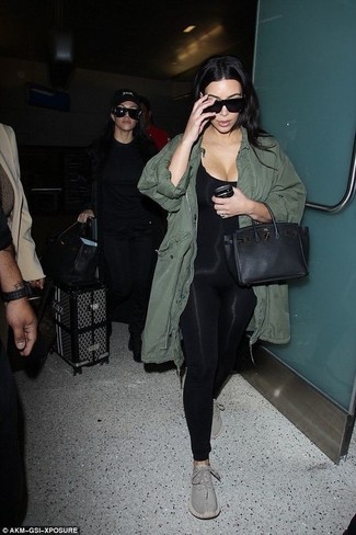 Look di Kim Kardashian: Parka a coda di pesce verde oliva, Tuta nera, Scarpe sportive grigie, Cartella in pelle nera