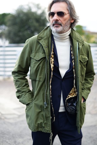 Come indossare e abbinare una giacca per un uomo di 50 anni in inverno 2025: Mostra il tuo stile in una giacca con un abito blu scuro per un look da sfoggiare sul lavoro. Ideale per questa stagione invernale, ovviamente!