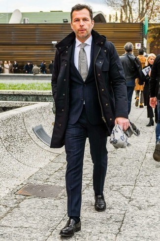 Come indossare e abbinare una sciarpa grigia per un uomo di 40 anni in modo smart-casual: Combina un parka blu scuro con una sciarpa grigia per un look comfy-casual. Scegli un paio di mocassini eleganti in pelle neri per un tocco virile.